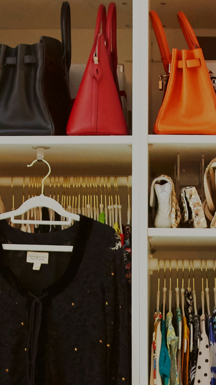 美しく整理されたクローゼット。使いやすさと見た目の美しさを両立。